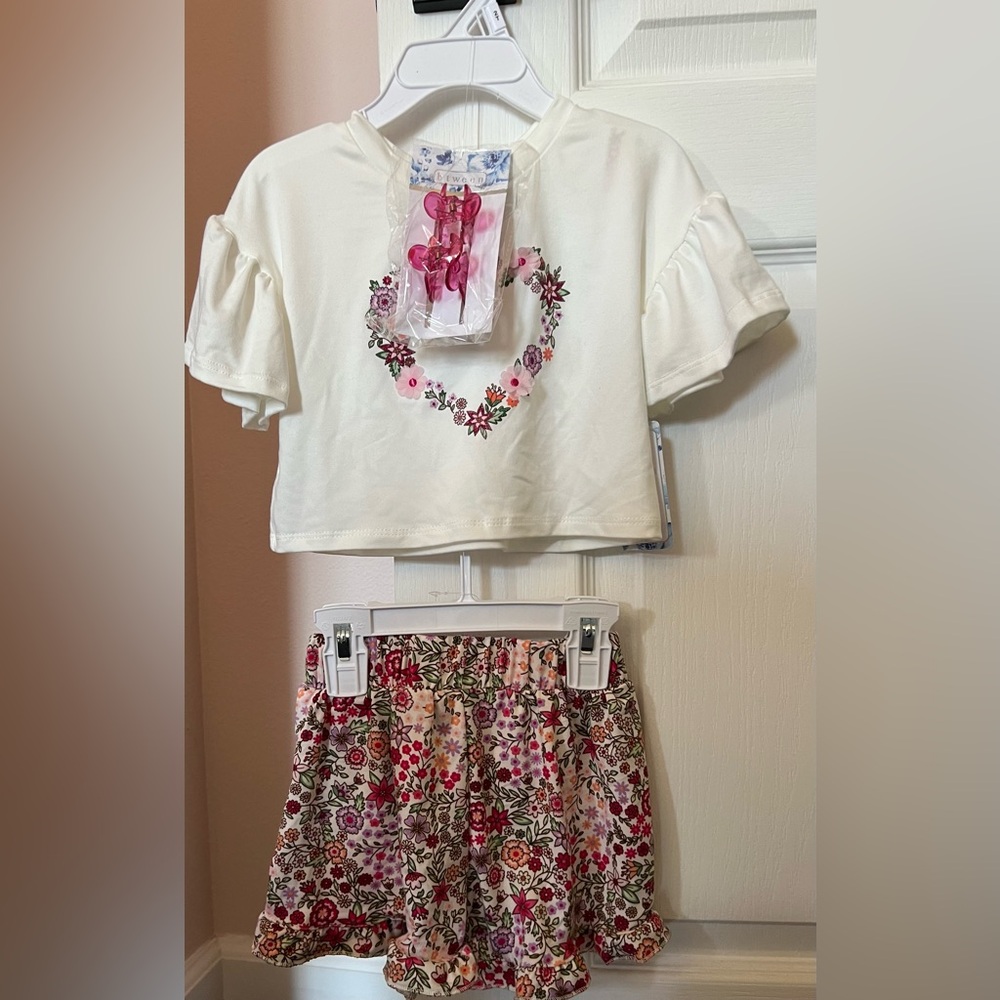 3 piece-Top, shorts, & hair clips